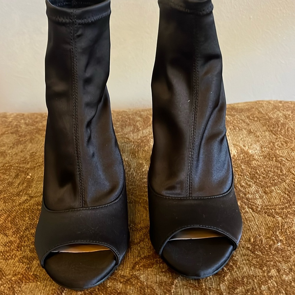 Gianni Bini peep toe bootie